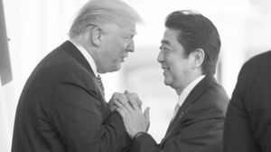 顔が近い!　ホワイトハウスの出迎えで