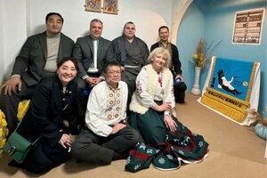 ウクライナ料理店『DOMIVKA（ドミウカ）』を訪れた安青錦