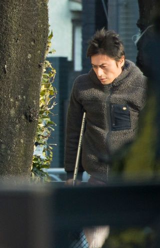 2018年、足を骨折して“リハビリ”散歩をする伊勢谷友介