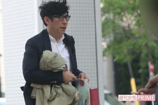 『週刊女性』の記者から直撃取材を受ける高嶋政伸