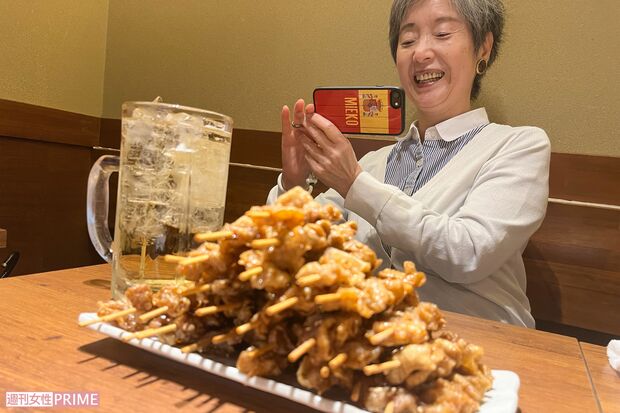 居酒屋『新時代』ではしゃぐ記者の母（70代）。1Lハイボールに36本の串など人生初の注文。ハイボールはアラフィフ記者がおいしくいただきました