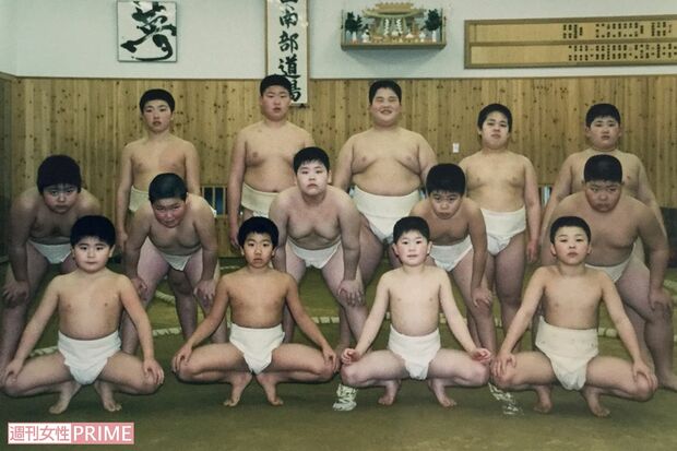 前列いちばん右が炎鵬