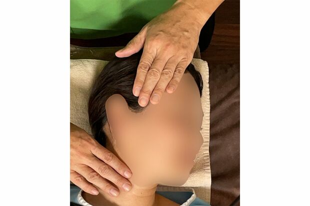 女性にマッサージを施す児玉容疑者3/4（HPより）