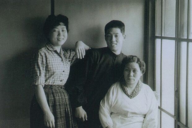 高校3年のころ、母と姉と。コメディアンを目指す気持ちが固まっていた