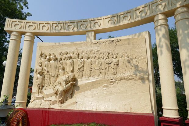 アンベードカル博士を称えるレリーフ。不可触民は、井戸や湧き水に近寄ることを許されなかった　撮影／白石あづさ