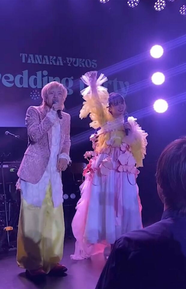 2次会で盛り上がる新婦のゆうこすと新郎のたなか（参加者提供）