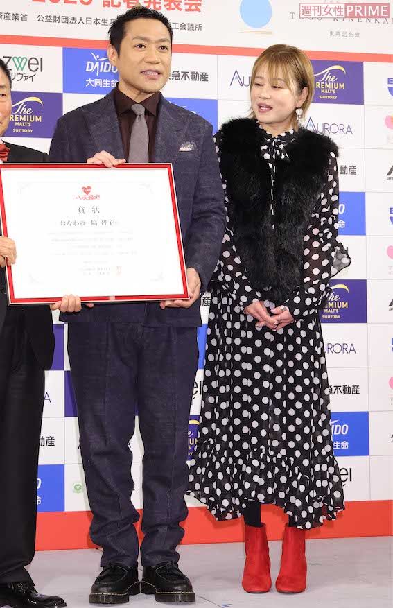 地元の先輩・智子さんと連れ添うこと25年。今年ベストパートナー賞を受賞したはなわ（右が智子さん）