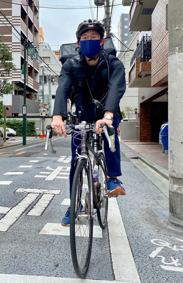 ウーバーイーツ配達員として働く三宅選手　(C)コモンズ2
