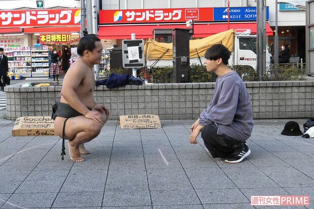 東京・高円寺の路上でパフォーマンスをする、ごっちゃんこさん。誰とでもその場で相撲を取ることも