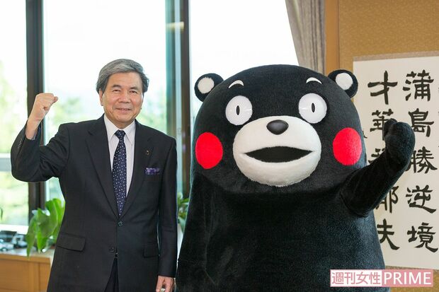知事とくまモンは二人三脚で、熊本を全国にPR。世界中から観光客誘致にも尽力してきた　（C）2010 熊本県 くまモン