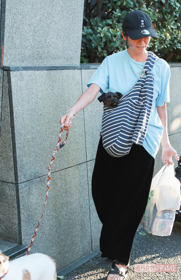 手に持ったレジ袋の中には担々麺が