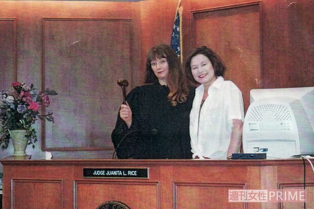 アメリカで捜し出した妹とのツーショット。裁判官の職に就いていたという