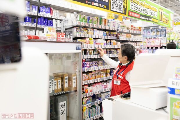 注文された商品を取り出す田巻さん。休日の日課はエアロビクスのジムに出かけること 撮影/矢島泰輔