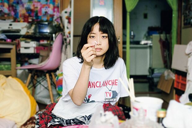 映画『人生に詰んだ元アイドルは、赤の他人のおっさんと住む選択をした』公開中（C）2023映画「人生に詰んだ元アイドルは、赤の他人のおっさんと住む選択をした」製作委員会