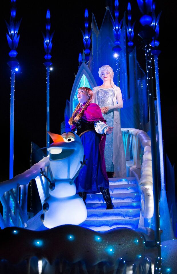 清涼感ある氷の城のフロートに乗って、アナとエルサがご挨拶。(c)Disney