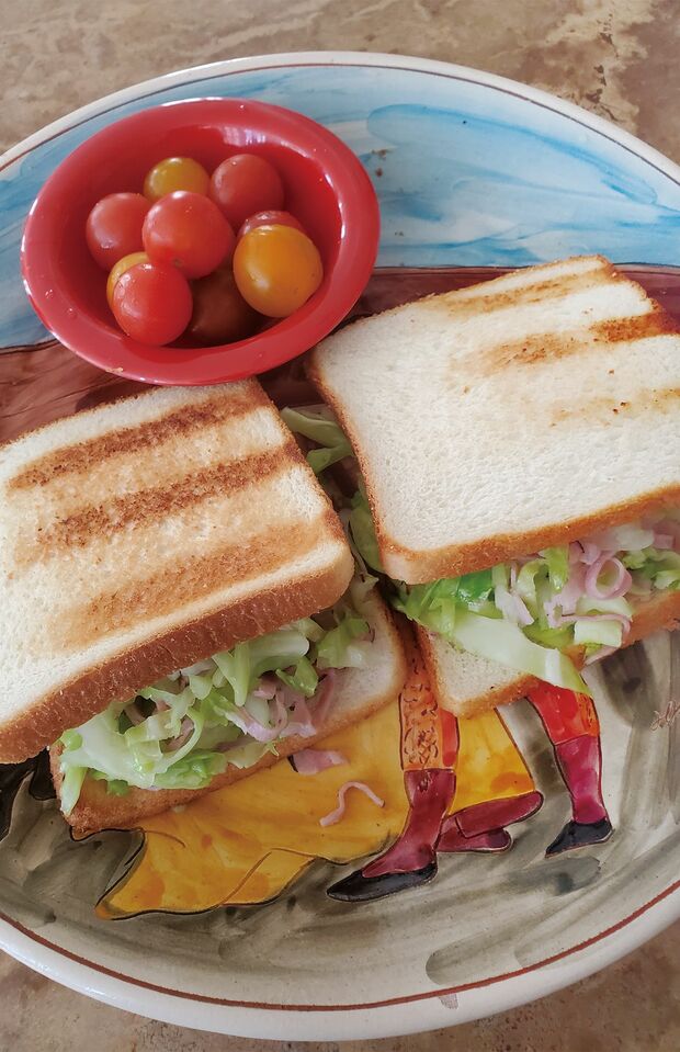 「昨夜食べすぎた！ので“なんか野菜で、トーストみたいなさ～”なるオーダーなのでキャベツとブラックフォレストハムの温かサンド。十分ガッツリ“トマトスープお付けしますか？サービスですけど”“だったらトマトつけて～い”だってさ。」（2020年6月8日／写真は『かおり的家ご飯』より）