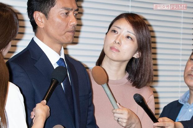 2019年5月、原田龍二の不倫謝罪会見を取材する上路雪江リポーター、左手には結婚指輪が