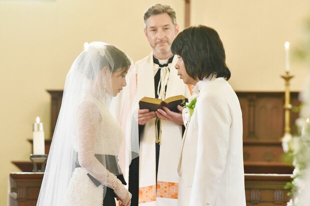 ももは、直人との結婚式の最中に、元婚約者と逃亡する　(c)日本テレビ