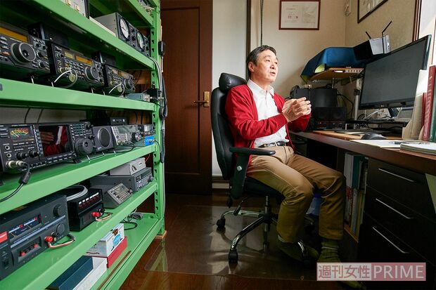 家には趣味のアマチュア無線の機材がズラリ。47ギガと77ギガの国内通信到達距離の日本記録も持っている。パソコンでは著書を執筆中だが苦戦しているようで「早く脱稿したい！」　撮影／山田智絵