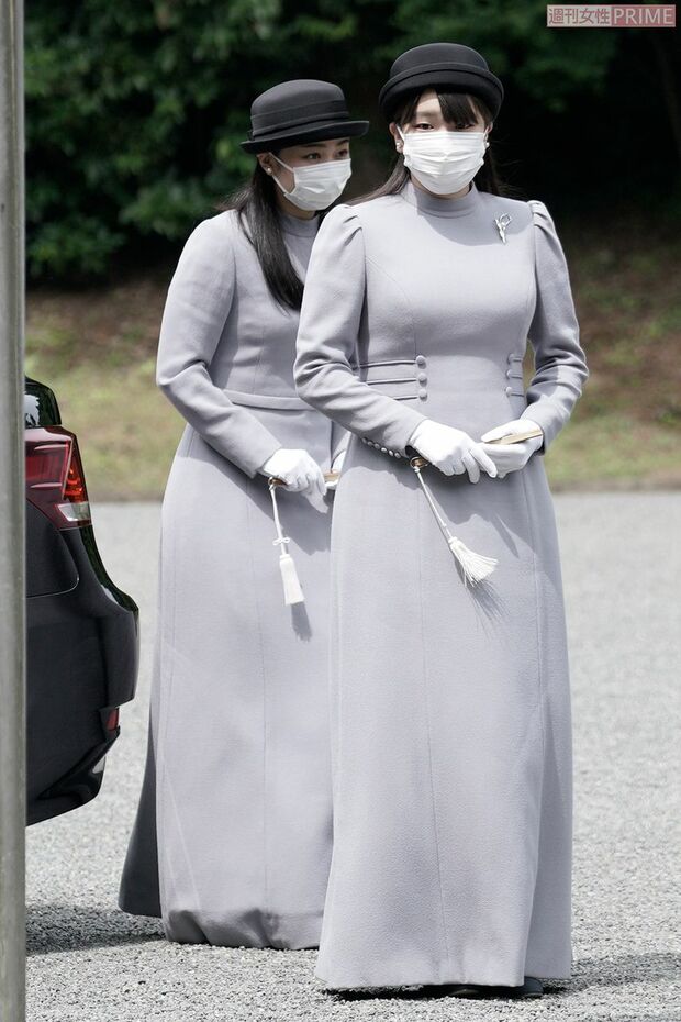 香淳皇后の命日に関する儀式のため、2か月半ぶりに公での外出となった眞子さま（右）と佳子さま（6月16日）