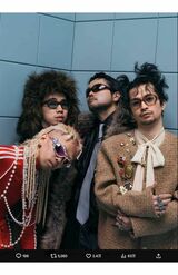 『King Gnu』の新しいアーティスト写真。メンバーたちの奇抜すぎる装いが話題に（公式Xより）