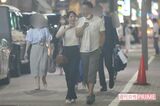 元『NMB48』の松岡知穂と肩を寄せ合って繁華街を歩く実業家のX氏