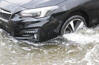 豪雨・浸水時、どう行動するべきか 自主避難の雨量、車が走れる水深は?