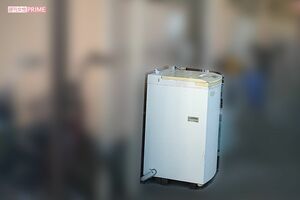 上田綾乃容疑者の自宅アパート前に置かれる年季の入った洗濯機