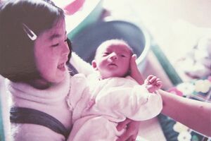 ［写真］母の正恵さんによれば、真紀さんは、よく弟たちの面倒を見る子どもだったという