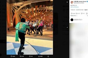 『テレビ×ミセス』でM!LKとのコラボパフォーマンスを披露したMrs.GREENAPPLEの大森元貴（写真手前）。厚底ブーツ着用が話題に（本人のXより）