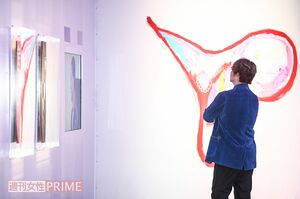 自身の作品を見つめる香取。また新たなアイデアが浮かんできたのかしら……？　撮影／高梨俊浩