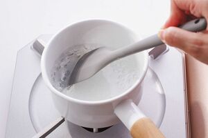 作り方(2) 溶かしてから火をつけ、たえず混ぜながら強火で透明になるまで練る 撮影/廣瀬靖士