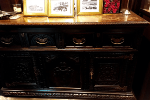 シンシアの店にはイギリスのアンティーク家具が並ぶ。今はなき横浜の老舗バー「マジック」をイメージし、横浜らしさを醸している