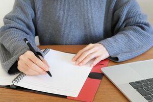 手を動かしながら書くスピードが脳の活性化にいいそう。思い出しながら書くことで記憶が脳に定着する　※写真はイメージです