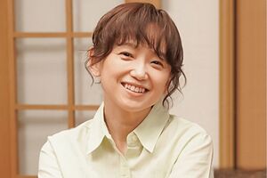 舞の母親の岩倉めぐみ（永作博美）（NHK朝ドラ『舞いあがれ！』より）