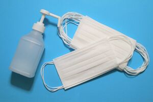 マスクと消毒液は今、入手が極めて困難な状況だ