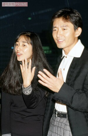 結婚会見に臨んだ松原千明さんと石田純一（1988年10月）