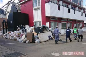 炊き出しが行われた場所近くの住宅地。2週間以上がたっても、付近は多くの災害ゴミであふれている