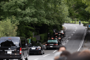 上皇ご夫妻が軽井沢での静養中に外出される際は8台の車列が組まれる（読者提供）