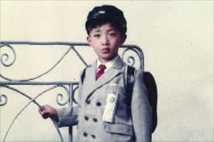 小学校では児童会長も務めた。写真は1年生時