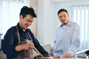 長友佑都選手と仲良く話しながら料理をする、専属シェフ加藤超也さん(左)。撮影/鈴木泰介