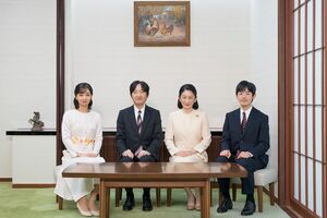 新年に公開された秋篠宮邸でのご一家（写真／宮内庁提供）