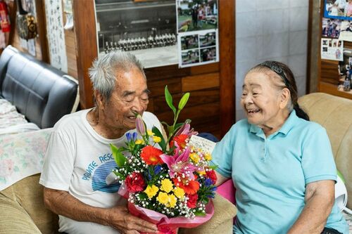 仲良し夫婦で有名だった孝全さんと吉子さん。孝全さんは、口数は少ないけれどやさしくて、働き者だったそう(「南の島のおばーと孫」インスタグラムより)