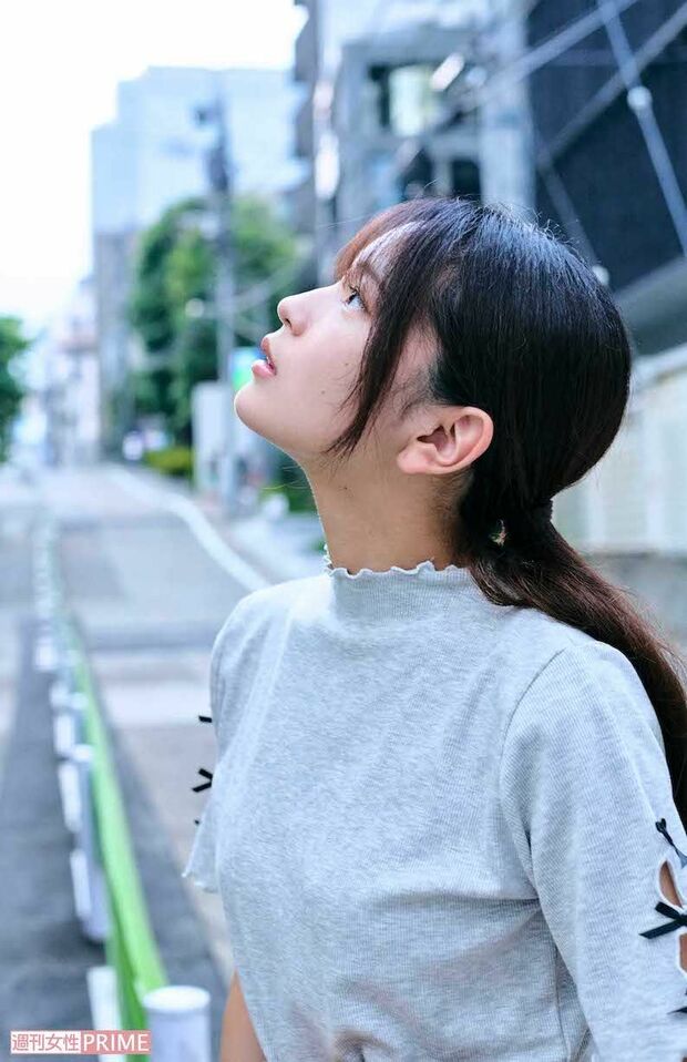 撮影中、ファンに声をかけられ「ありがとう」とほほ笑んだ福留光帆だったが、後になって「サインや握手すればよかった」と後悔していた　撮影/山田智絵