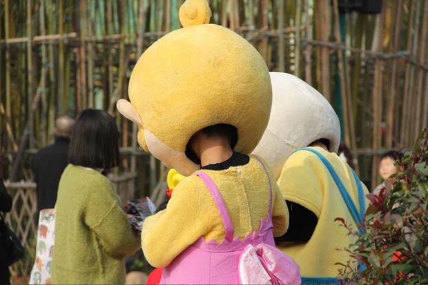 中の人の首が見えている着ぐるみの後ろ。教えてあげても気にしなさそう　撮影／関上武司さん