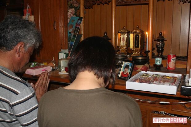 楢館拓実くんの遺影に手を合わせる両親