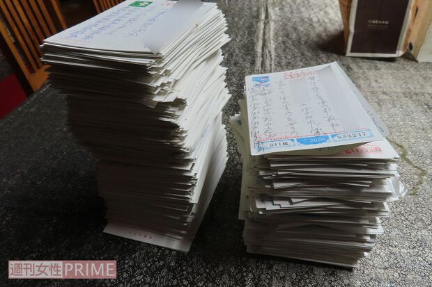 立て札で名指しされた男性宅に届いたはがき。左が昨年の分、右は今年の分（※一部加工）