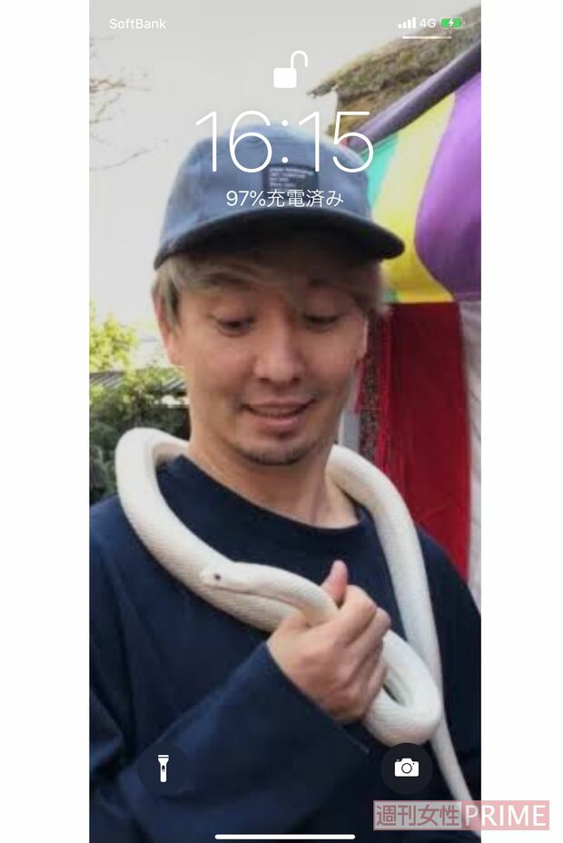 インスタにあげた白蛇との写真が大人気に