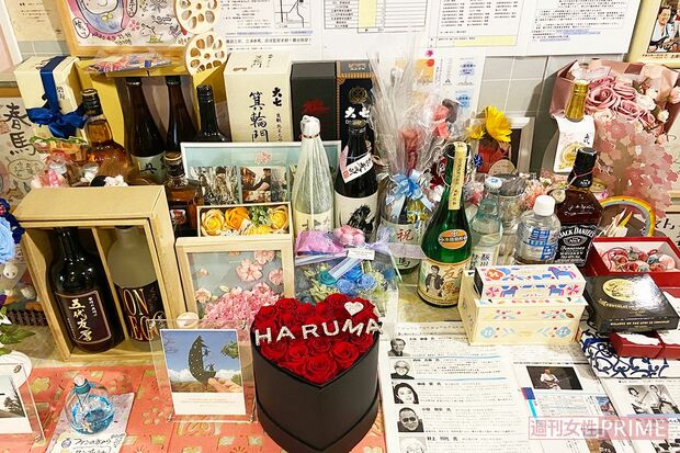 土浦セントラルシネマズにはファンから送られた春馬さんゆかりの品々が並ぶ