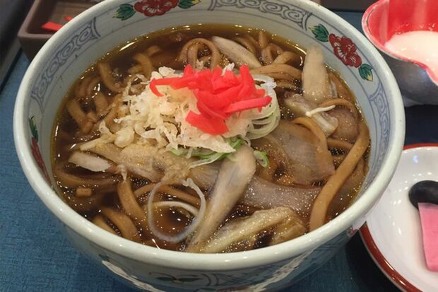 黒石つゆ焼きそば。仕上げに長ねぎと揚げ玉をたっぷりとトッピング！